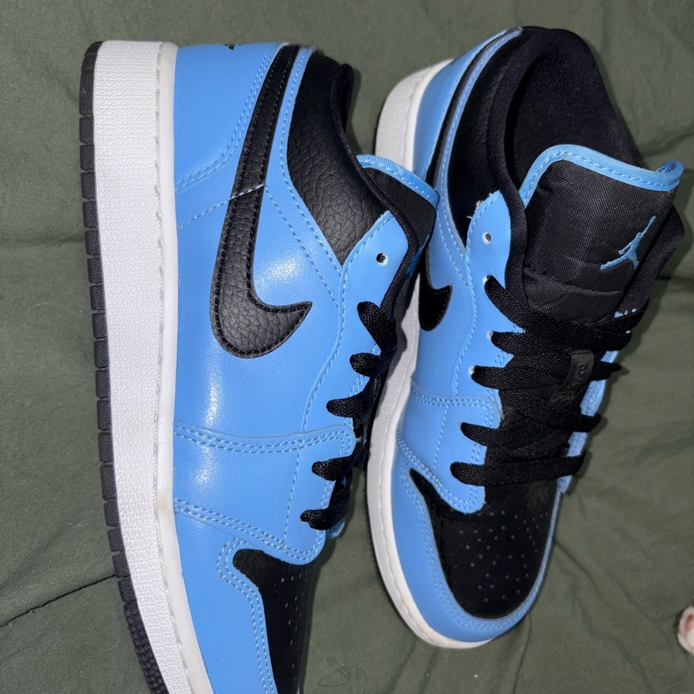 Jordan 1 Kids Low University Blue Sneakers